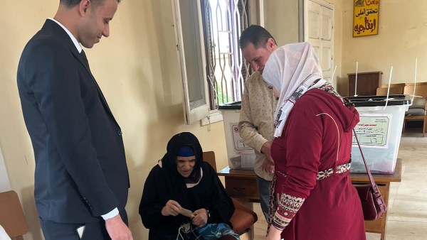 مساعدة مسنه بمحافظه الشرقية للأدلاء بصوتها بـ انتخابات النواب 2025