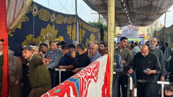 تكدس الناخبين للأدلاء بأصواتهم في انتخابات مجلس النواب 2025