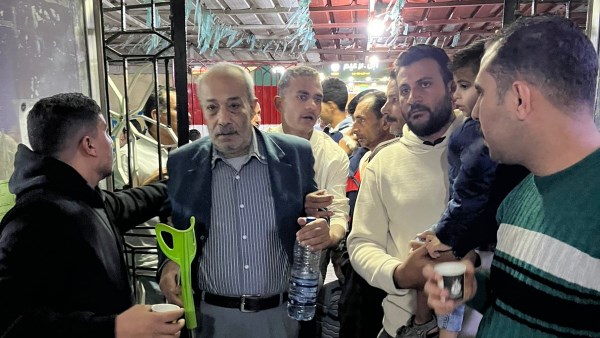 قبل الساعات الأخيرة من الأغلاق .. رجل مسن يدلي بصوته في انتخابات 2025