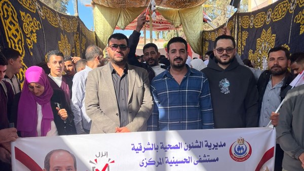 العاملين بمستشفى الحسينية المركزي أثناء مشاركتهم في انتخابات النواب 2025