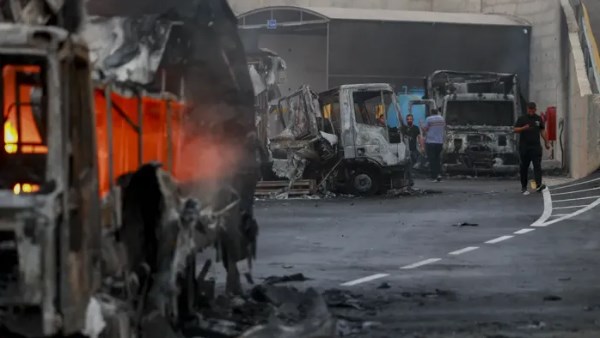 شاحنات تم إحراقها بالكامل في القرية