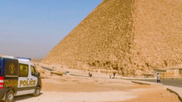 مغامرة فوق الأهرامات تنتهي بهبوط غير متوقع في كعابيش الجيزة