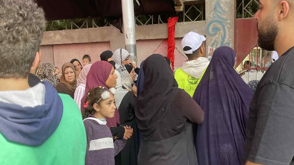 الأجيال تتلاقى اليوم بالانتخابات| الأجداد والأحفاد والأمهات بأبنائهم يملؤون اللجان