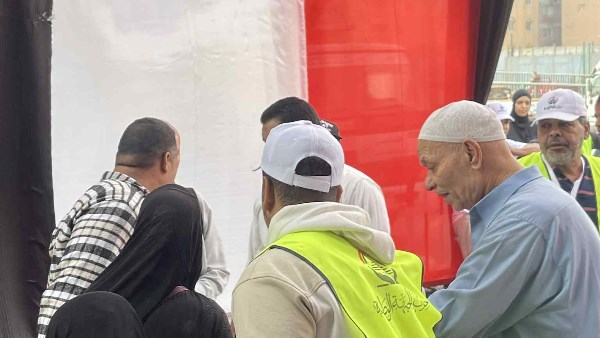 منذ الدقائق الأولى.. كبار السن يتقدمون الصفوف والمنظمون يقدمون الدعم