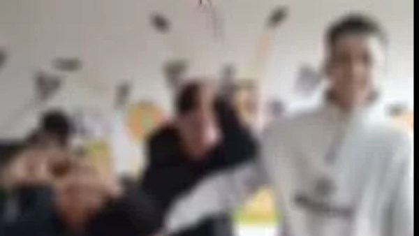 فوضى داخل الفصل واستغاثة معلمة