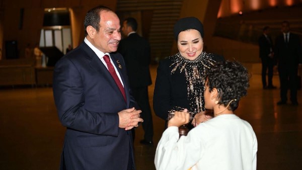 الطفل آسر مع الرئيس عبد الفتاح السيسي وحرمه