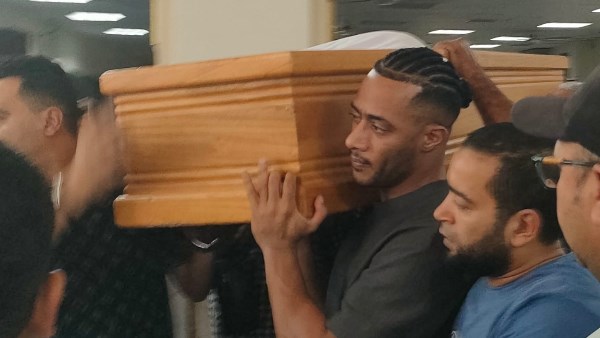 محمد رمضان يحمل نعش والده 