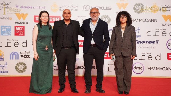 عرض فيلم "مثلث الحب"