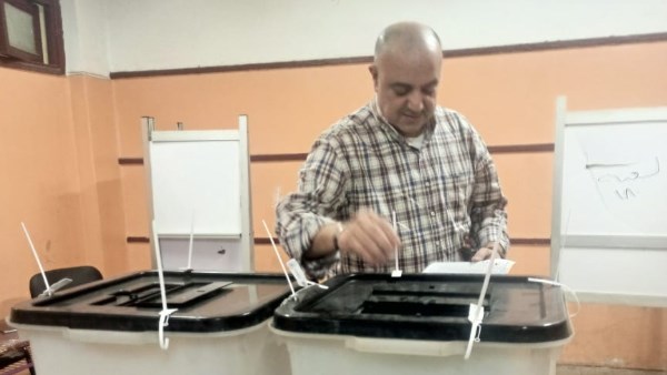 رئيس نادي الشمس يدلي بصوته 