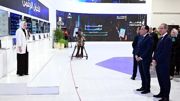 وزير الاتصالات: جذب 15 شركة تُصنع الهواتف المحمولة وملحقاتها في مصر.. ونواب: الصناعة تؤدى إلى خلق فرص عمل وتحقيق الاكتفاء الذاتي من احتياجات الدولة وزير الاتصالات: جذب 15 شركة تُصنع الهواتف المحمولة وملحقاتها في مصر.. ونواب: الصناعة تؤدى إلى خلق فرص عمل وتحقيق الاكتفاء الذاتي من احتياجات الدولة