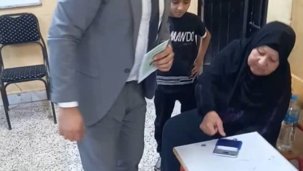 رئيس لجنة يساعد مسنة بمدرسة 6 أكتوبر الإبتدائية ببولاق الدكرور.. شاهد رئيس لجنة يساعد مسنة بمدرسة 6 أكتوبر الإبتدائية ببولاق الدكرور.. شاهد