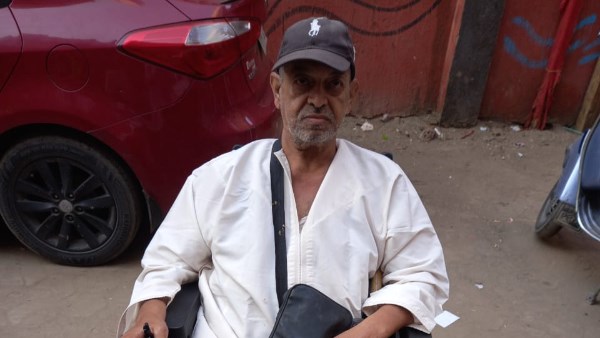 مسن من ذوي الإعاقة يدلي بصوته في انتخابات النواب 