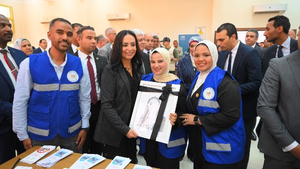 وزيرة التضامن تسلم جامعة الأقصر الأهلية طابعة وزيرة التضامن تسلم جامعة الأقصر الأهلية طابعة