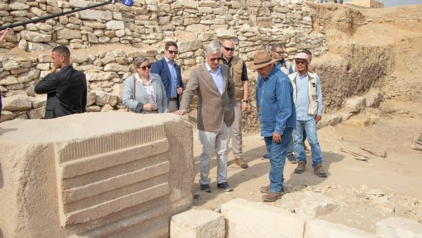 زاهي حواس يستقبل ملك بلجيكا بسقارة