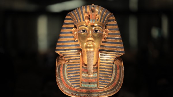 تمثال توت عنخ آمون في المتحف المصري الكبير