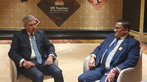 وزير السياحة والآثار 