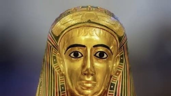 قناع ذهبي لمومياء