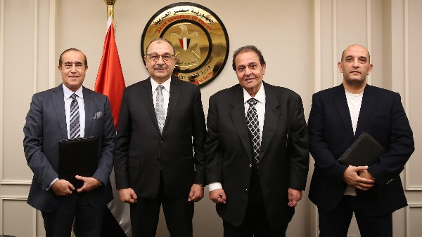 جانب من التوقيع