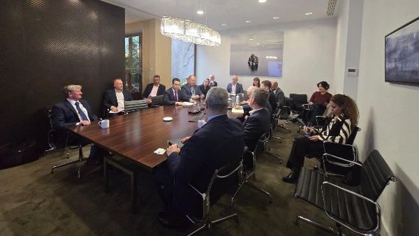 جانب من المائدة المستديرة 