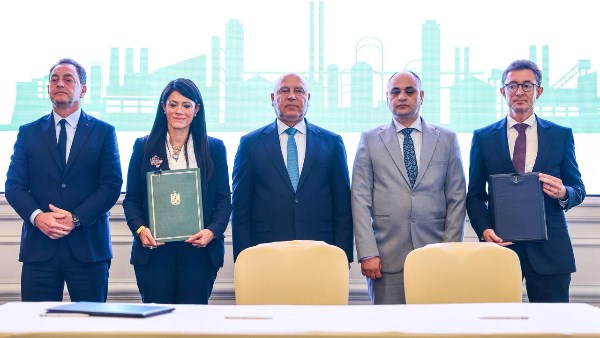 جانب من التوقيع 