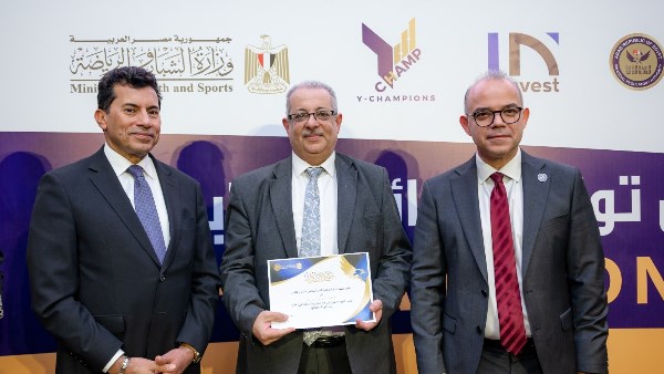 جانب من تسليم الجوائز