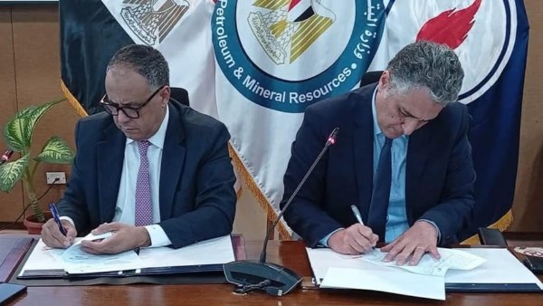 جانب من التوقيع