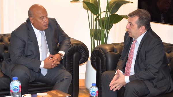 ايمن العشري 