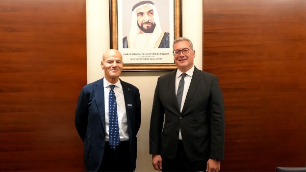 وزير البترول خلال اللقاء