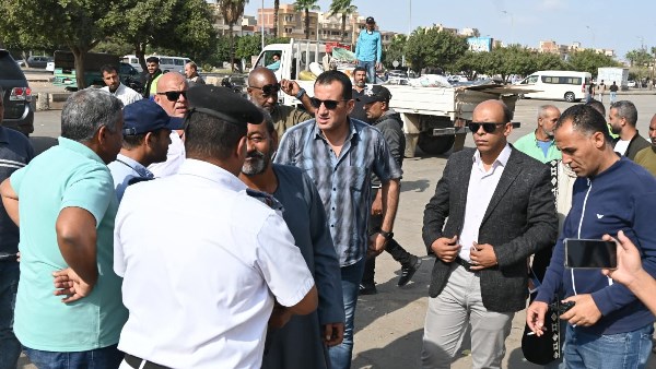 جانب من حملة إزالة الإشغالات بمنطقة الأردنية بالعاشر من رمضان