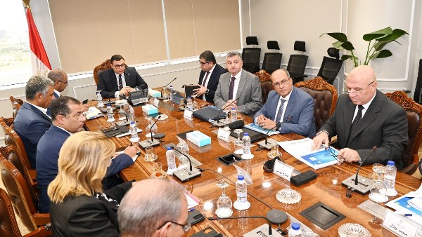 وزير الإسكان خلال الاجتماع 