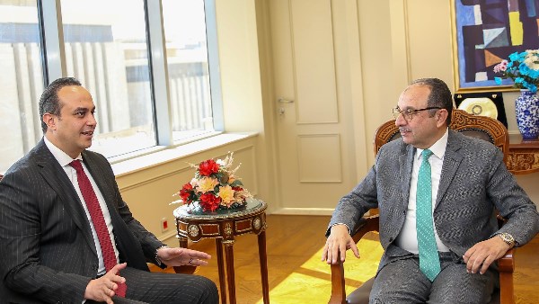 وزير قطاع الأعمال العام خلال الاجتماع 