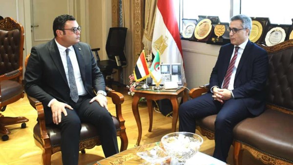 وزير الإسكان خلال اللقاء 