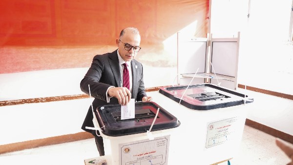 رئيس هيئة الرقابة المالية يدلي بصوته في انتخابات مجلس النواب 