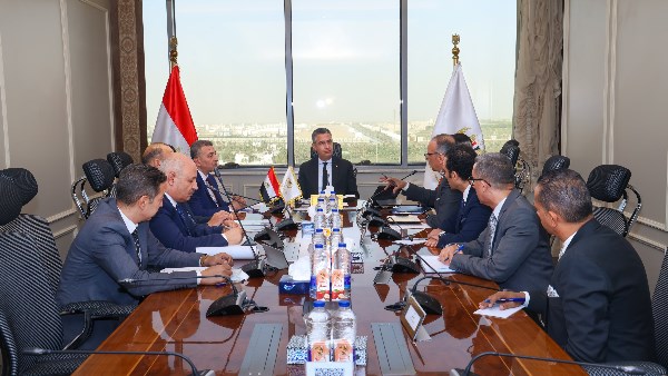  وزير التموين  خلال الاجتماع 