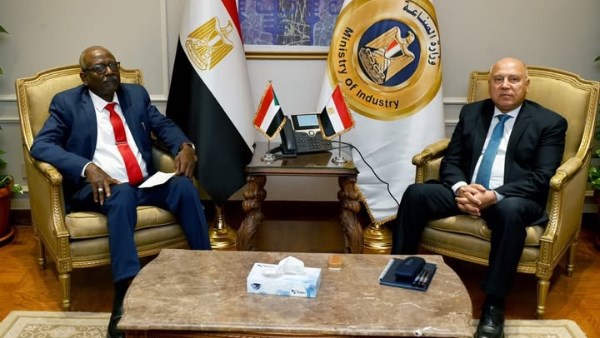  وزير الصناعة