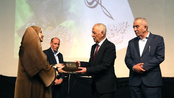 الكاتبة منار علي 