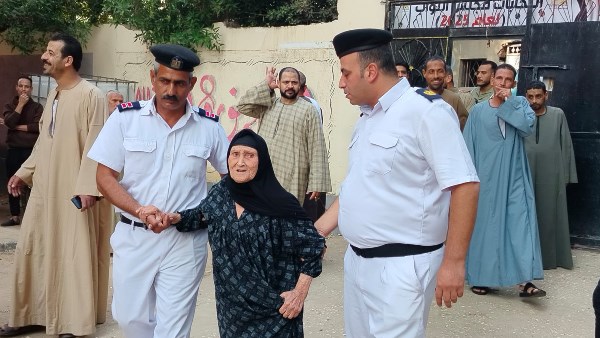 رجال الأمن يساعدون كبار السن للإدلاء بأصواتهم في انتخابات النواب بالعياط رجال الأمن يساعدون كبار السن للإدلاء بأصواتهم في انتخابات النواب بالعياط