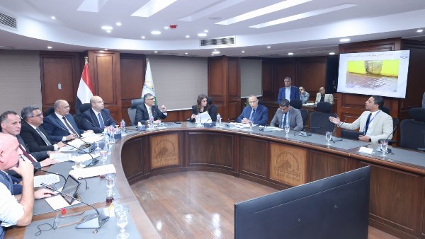 محافظ الجيزة يعقد اللقاء الأسبوعي لبحث شكاوى المواطنين بأحياء العجوزة والعمرانية ومركز أوسيم