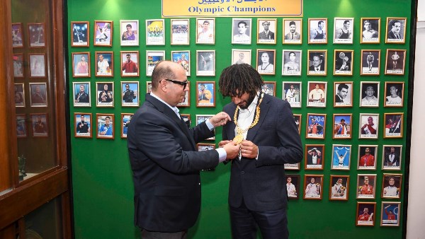 ياسر إدريس يهدي النني القلادة الذهبية  