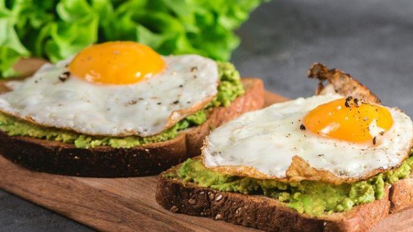 البيض مع الأفوكادو