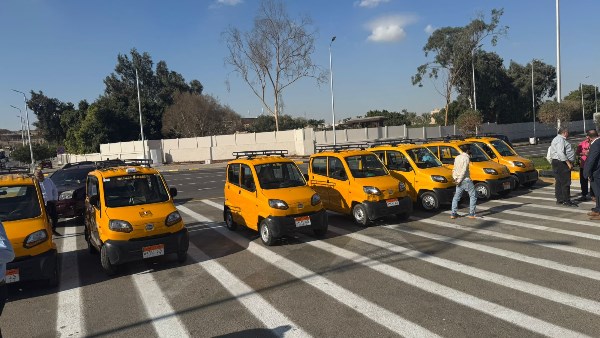 انتهاء عصر التوكتوك.. بدء تسليم وتطبيق منظومة السيارات الحضارية الجديدة بفيصل والهرم