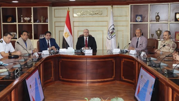 محافظ بني سويف يتابع من غرفة العمليات التصويت بانتخابات مجلس الننواب