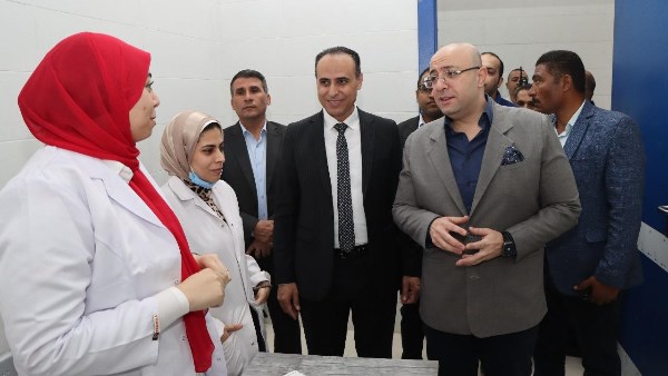 محافظ بني سويف يطمئن على صحة رضيعة مصابة بنقص هرمون الغدة الدرقية أثناء تفقده لوحدة بني عدي بناصر