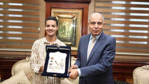 محافظ المنيا يكرم الطالب عبد الرحمن عماد 