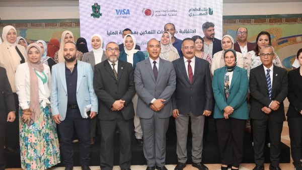 نائب محافظ المنيا خلال اللقاء 