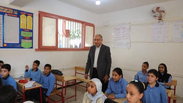 محافظ المنيا يتفقد المدرسه 