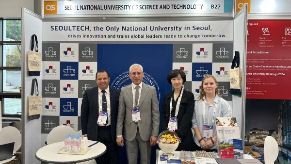 رئيس الجامعة خلال المؤتمر 