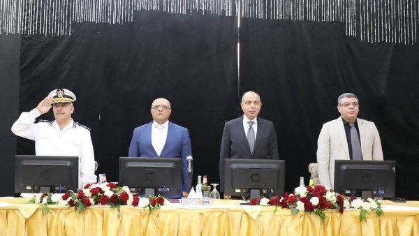 محافظ المنيا خلال إجراء القرعة العلنية 