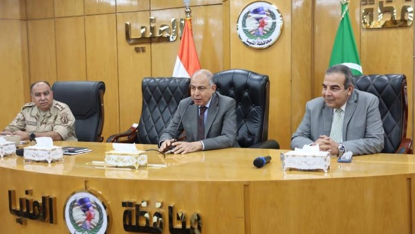 محافظ المنيا خلال الاجتماع 