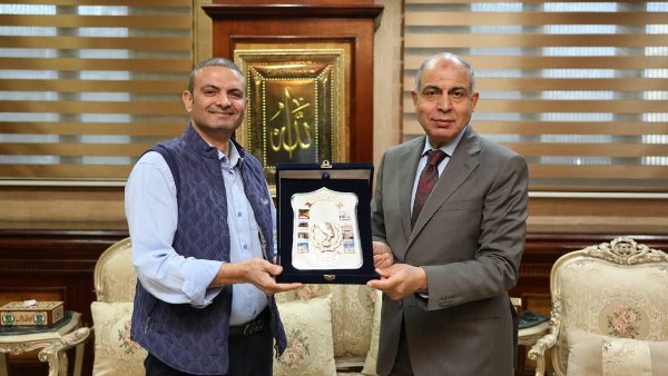 محافظ المنيا يكرم رئيس القطاع 